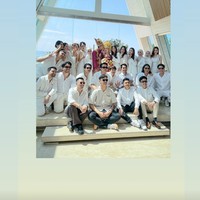 Tak hanya dekorasi, para tamu undangan juga terlihat kompak kenakan busana berwarna putih. Para rekan artis seperti Syifa Hadju, Lesti Kejora, dan Dara Arafah juga terlihat turut hadir. Foto: Instagram/@harrisvriza