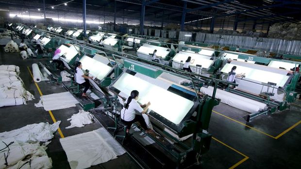 Ilustrasi karyawan Duniatex tengah bekerja di lini produksi tekstil. (Dok. Duniatex)