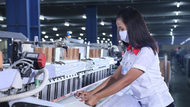 Ilustrasi karyawan Duniatex tengah bekerja di lini produksi tekstil. (Dok. Duniatex)