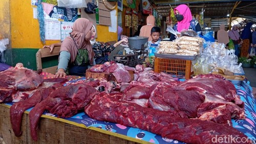 Ilustrasi - Salah seorang pedagang daging segar di Pasar Kebon Roek, Ampenan, Kota Mataram, NTB, beberapa waktu lalu. (Foto: Nathea Citra/detikBali)