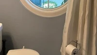 Ada juga toilet yang sampingnya langsung ada jendela. Kalau lagi berdiri bisa langsung ketahuan sedang ingin buang air besar/kecil. Foto: Kimberly Brown / Facebook via Buzzfeed