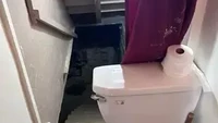 Yang satu ini agak ekstrem lantaran toilet berada di atas tangga dan hanya ditutupi gorden. Belum lagi, di sekitar toilet tidak ada railing tangga, duh bikin deg-degan saja ya. Foto: architectureshaming/Facebook via Buzzfeed