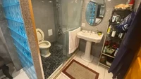 Pemandangan yang cukup tidak biasa ya detikers, ada toilet di dalam area shower. Biasanya toilet ini berada di luar area shower agar tidak basah dan licin. Foto: Jon Syoen/Facebook via Buzzfeed