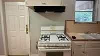Area dapur ini terasa agak tidak pas karena posisi kompor, cooker hood, dan lemari dapur tidak sejajar. Hal ini kadang bisa membuat penghuni rumah geregetan. Foto: Bella Repnikova/Facebook via Buzzfeed