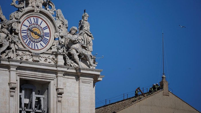 Intip Pemasangan Cerobong Asap di Kapel Sistina Jelang Konklaf Pemilihan Paus Baru Firefighters work to set a chimney on the roof of the Sistine Chapel, ahead of the conclave, at the Vatican May 2, 2025. REUTERS/Amanda Perobelli
