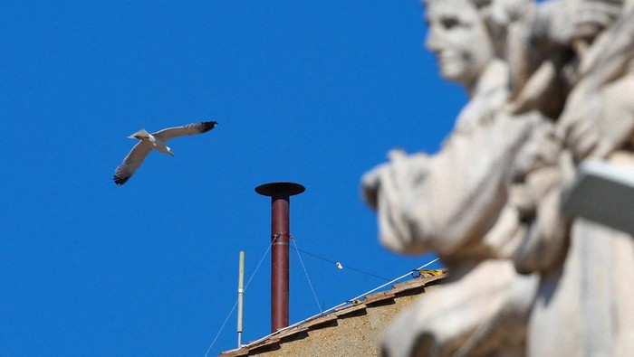 Firefighters work to set a chimney on the roof of the Sistine Chapel, ahead of the conclave, at the Vatican May 2, 2025. REUTERS/Guglielmo Mangiapane     TPX IMAGES OF THE DAY
