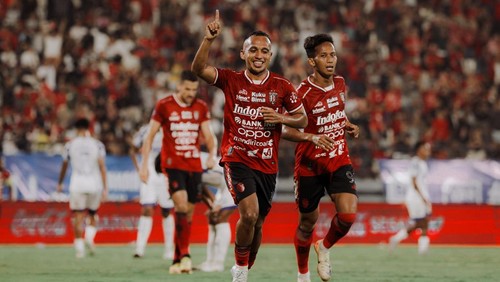 Irfan Jaya (depan) berselebrasi usai menjebol gawang PSIS Semarang tepat di hari ulang tahunnya, Kamis (1/5/2025).