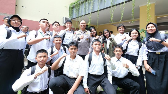 Irwasum Polri sekaligus Ketua Yayasan Kemala Taruna Bhayangkara, Komjen Dedi Prasetyo, bersama peserta seleksi SMA Kemala Taruna Bhayangkara.