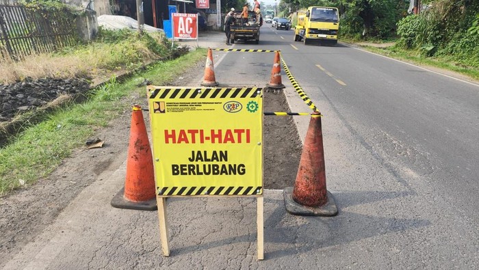 Jalan Serang-Pandeglang yang rusak diperbaiki. (Dok.ist)