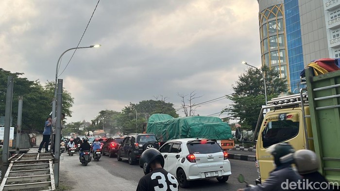 Jalan Sultan Alauddin Makassar berangsur normal usai massa demo membubarkan diri.