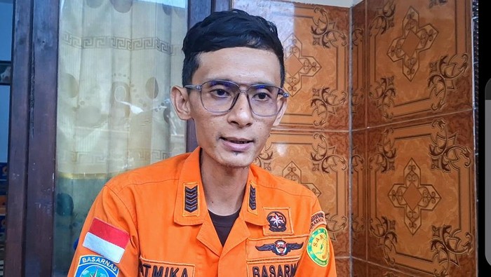 Jatmika, anggota Tim SAR dari Basarnas Pos Jember dan Tim SAR