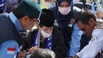 Potret Bahagia Jemaah Haji RI Kloter 1 Tiba di Madinah