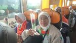 Potret Bahagia Jemaah Haji RI Kloter 1 Tiba di Madinah
