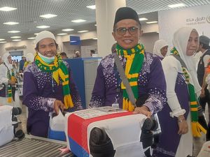 Potret Bahagia Jemaah Haji RI Kloter 1 Tiba di Madinah