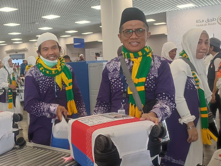 Potret Bahagia Jemaah Haji RI Kloter 1 Tiba di Madinah