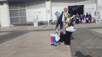 Setelah selesai mengambil koper, jemaah haji diarahkan ke bus. Senyum jemaah terlihat bahagia. Foto: Tim MCH 2025