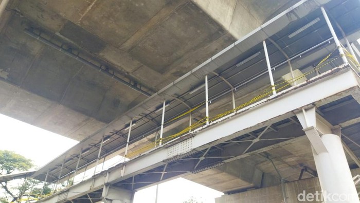 Jembatan penyeberangan orang (JPO) di Tipar Cakung yang rusak cukup parah masih diperbaiki. Perbaikan dilakukan bertahap selama 2 bulan. (Kurniawan F/detikcom)