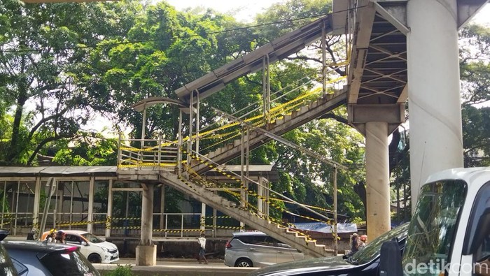 Jembatan penyeberangan orang (JPO) di Tipar Cakung yang rusak cukup parah masih diperbaiki. Perbaikan dilakukan bertahap selama 2 bulan. (Kurniawan F/detikcom)