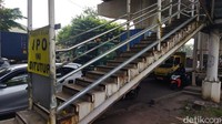 Pada JPO di Tipar Cakung, baru terlihat adanya perbaikan pada sisi pegangan tangga yang posisinya berada di pinggir ruas Jalan Raya Bekasi mengarah ke Jakarta. (Kurniawan F/detikcom)