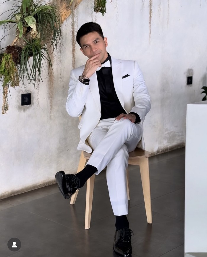 Jonathan Frizzy Asyik Makan Sate Angkringan hingga Meracik Kopi
