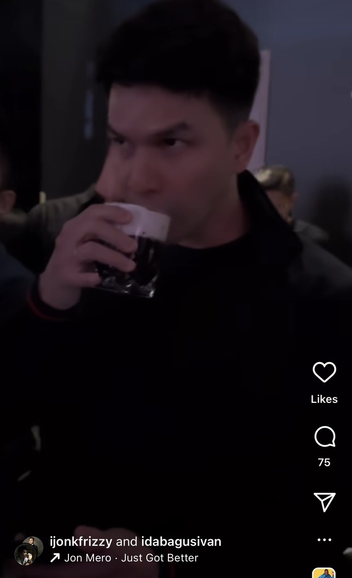 Jonathan Frizzy Asyik Makan Sate Angkringan hingga Meracik Kopi