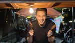 Jonathan Frizzy Asyik Makan Sate Angkringan hingga Meracik Kopi