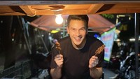 Salah satu momennya ketika pria yang kerap disapa Ijonk itu senyum bahagia di angkringan. Ia pun menunjukkan sate usus dan sate kulit yang ditawarkan Angkringan Papa Jonk. Foto: Instagram @ijonkfrizzy
