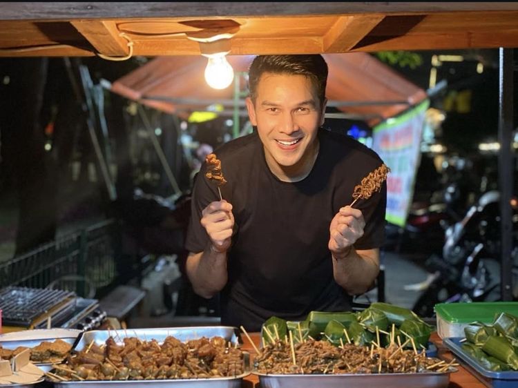 Jonathan Frizzy Asyik Makan Sate Angkringan hingga Meracik Kopi