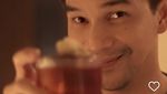 Jonathan Frizzy Asyik Makan Sate Angkringan hingga Meracik Kopi