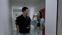 Selain menikmati makanan sendirian, pria 43 tahun itu juga sempat terlihat bersama Ririn Dwi Ariyanti. Mereka berjalan bersama dengan Ririn memegang minuman di tangannya. Foto: Instagram @ijonkfrizzy