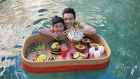 Aktor yang berkarir sejak 1999 ini juga sempat memamerkan momen hangat bersama anaknya. Ia menikmati sarapan di dalam kolam renang bersama anaknya, Zayn. Omelet hingga jus siap disantap. Foto: Instagram @ijonkfrizzy
