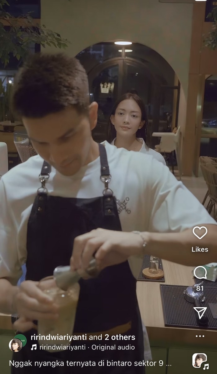 Jonathan Frizzy Asyik Makan Sate Angkringan hingga Meracik Kopi