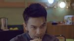 Jonathan Frizzy Asyik Makan Sate Angkringan hingga Meracik Kopi