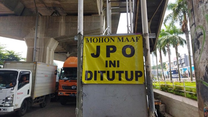 JPO Rusak di Cakung yang Sedang Diperbaiki