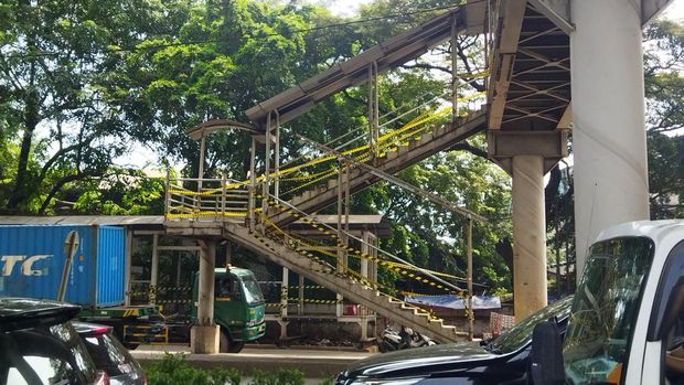 JPO Rusak di Cakung yang Sedang Diperbaiki