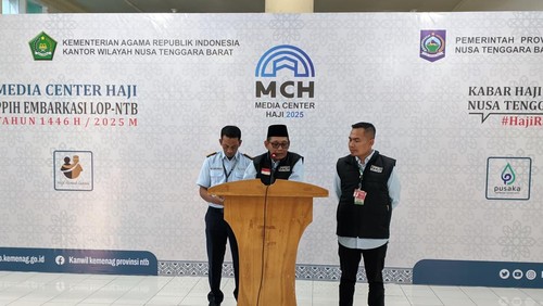 Kabid Haji Kanwil Kemenag NTB, Lalu Muhamad Amin (tengah), saat konferensi pers, di Mataram, Kamis malam (1/5/2025).