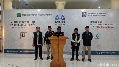 Kabid Haji Kanwil Kemenag NTB Lalu Muhammad Amin (tengah) bersama Petugas Pelayanan Kesehatan Embarkasi Balai Kekarantina Kesehatan Kelas I Mataram Hairul Yamin (dua dari kiri) saat konferensi pers, Jumat (2/5/2025).