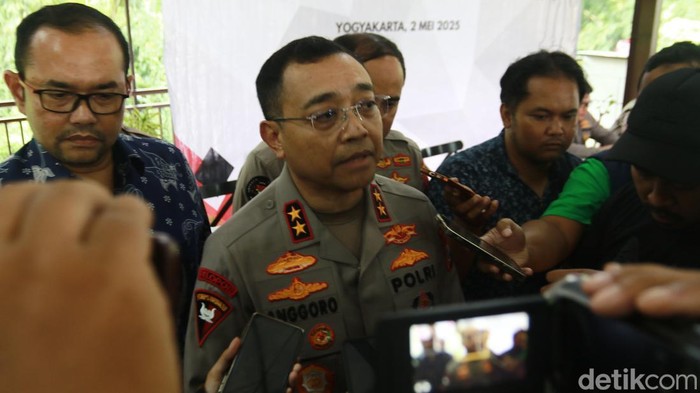 Kapolda DIY Irjen Anggoro Sukartono saat ditemui wartawan di salah satu rumah makan daerah Sleman, Jumat (2/5/2025).