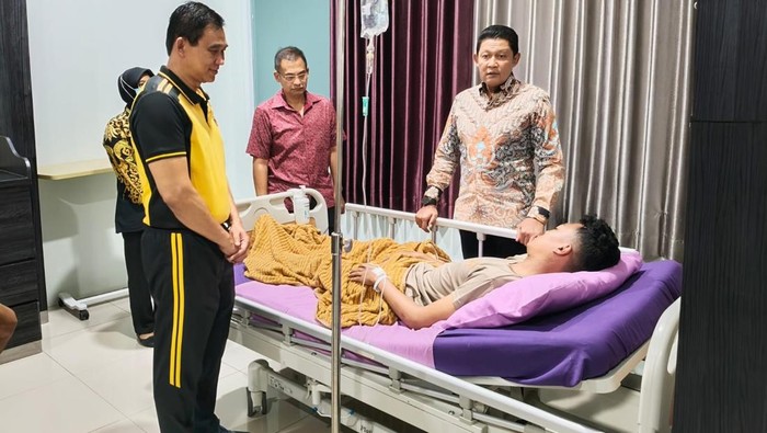 Kapolda Jateng Irjen Ribut Hari Wibowo menjenguk anggotanya.