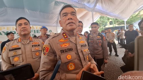 Kapolda NTT, Irjen Daniel Tahi Monang Silitonga, saat diwawancarai wartawan seusai beraudiens dengan serikat buruh di Mapolda NTT, Kamis (1/5/2025).