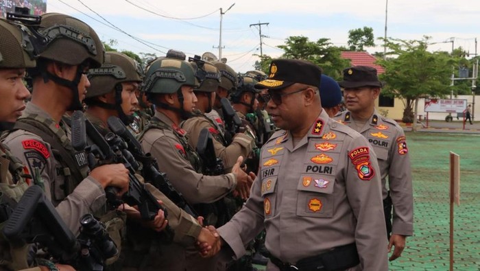Kapolda Papua Barat Irjen Johnny Eddizon saat memimpin apel konsolidasi operasi pencarian Iptu Tomi.