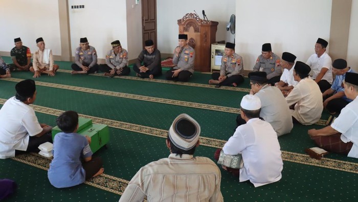 Kapolres Purbalingga, AKBP Achmad Akbar menggelar Safari di Masjid Baitul Muttaqin, Kecamatan Kejobong, Kabupaten Purbalingga, Jumat (2/5/2025).