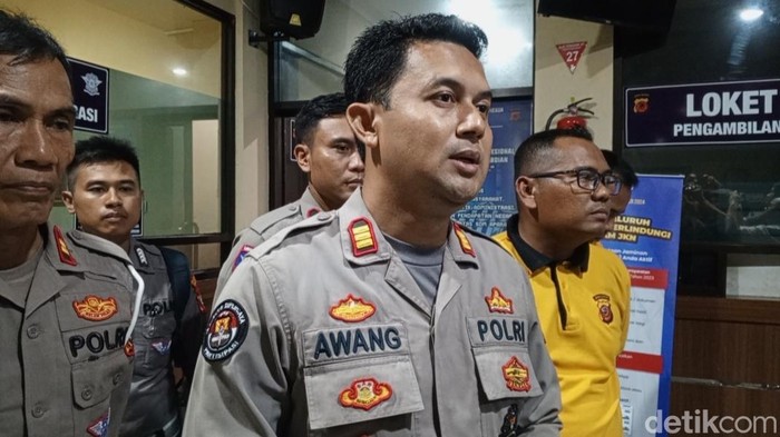 Kasi Humas Polres Sumedang AKP Awang Munggardijaya saat memberikan keterangan kepada awak media di Mapolres Sumedang, pada Jumat (2/5/2025).