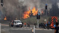 Dilansir dari Reuters, Jumat (2/5/2025), Api berkobar begitu besar hingga membuat asap tebal mengepul di atas jalan raya. (Foto: REUTERS/Oren Ben Hakoon)