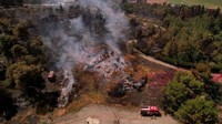 Setelah kurang lebih 30 jam berjibaku, petugas berhasil menjinakkan api. Namun mereka akan berjaga untuk memastikan tidak ada titik api yang muncul. (Foto: REUTERS/Ammar Awad)