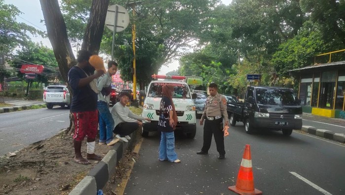 Proses evakuasi pejalan kaki yang tewas tertabrak mobil di Ring Road Utara, Jumat (2/5/2025).