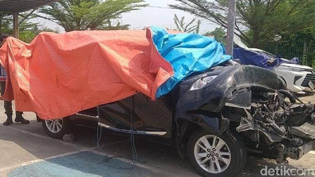 Penampakan mobil Kijang Innova yang ditumpangi anggota DPR RI, Alamudin Dimyati Rois, usai mengalami kecelakaan di Tol Pemalang, Jumat (2/5/2025).