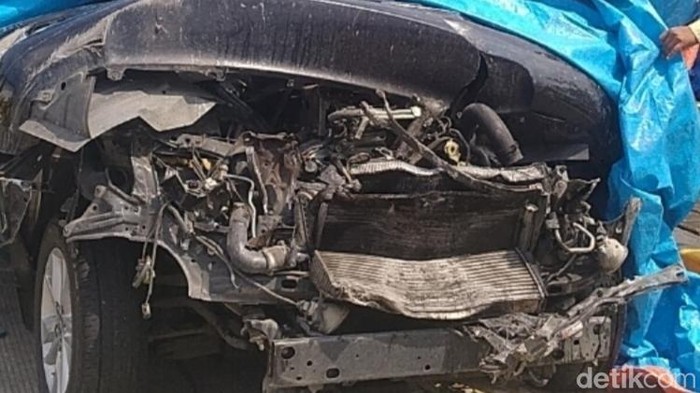Penampakan mobil Kijang Innova yang ditumpangi anggota DPR RI, Alamudin Dimyati Rois, usai mengalami kecelakaan di Tol Pemalang, Jumat (2/5/2025).