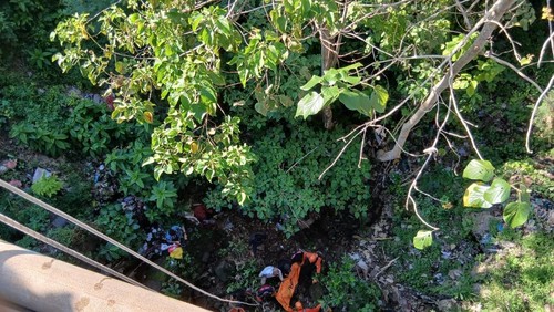 Tim SAR gabungan mengevakuasi dua korban kecelakaan tunggal di jembatan perbatasan Desa Ungasan dan Kutuh, Kuta Selatan, Badung, Jumat (2/5/2025).