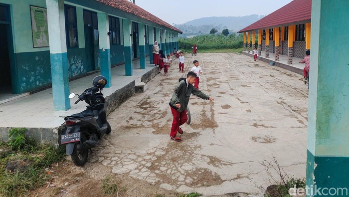 Kegiatan Anak Sekolah di Bandung Barat